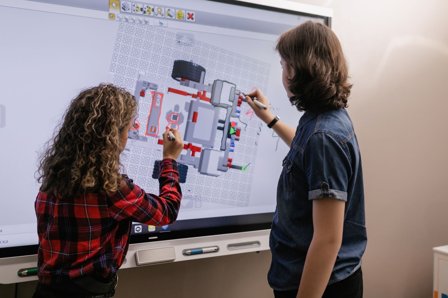 How a Home Smart Board Can Transform Your Daily Organization